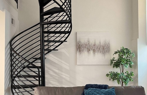 Downtown Jackson Apartment | (1) King Bed Loft Sum