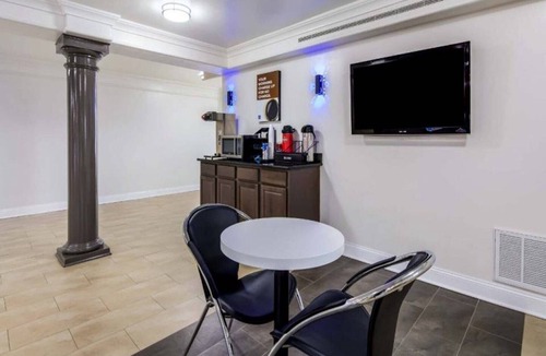 North Little Rock Apartment | 1 King Bed|Non-Smoking