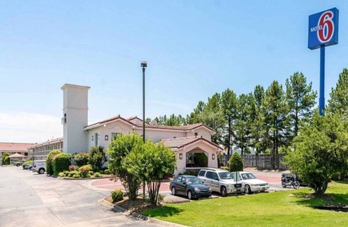 North Little Rock Apartment | 1 King Bed|Non-Smoking