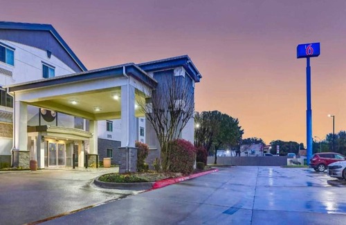 Balch Springs Apartment | 1 King Bed | Non-Smoking