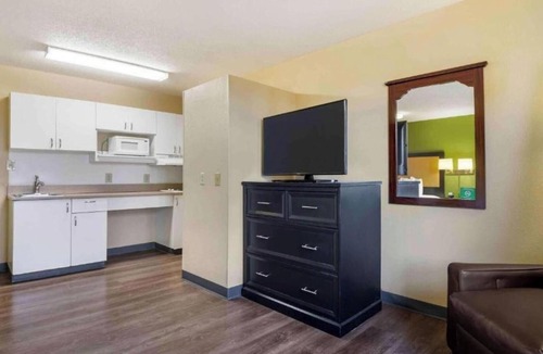 Rochester Apartment | 1 King Bed | Non-Smoking, Kitchen, Shower