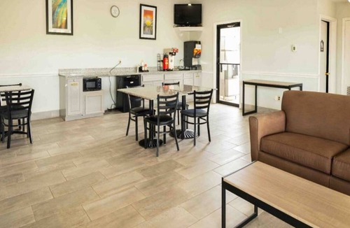 Nacogdoches Apartment | 1 King Bed | Non-Smoking, Micfridge