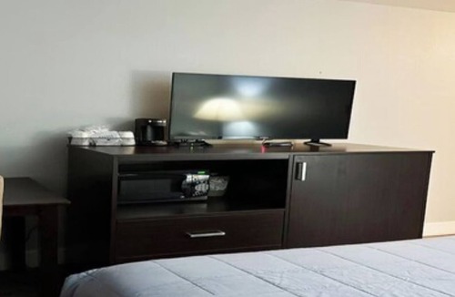 Ocean Shores Hotel | 1 King Bed Non-Smoking