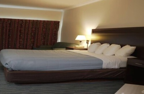 Ocean Shores Hotel | 1 King Bed Non-Smoking