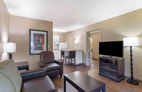 Germantown Apartment | 1 King Bed | Non-Smoking, Kitchen, Shower