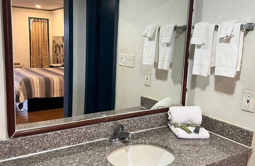 San Antonio Hotel | 1 King Bed Non-Smoking