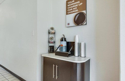 Longview Apartment | 1 King Bed | Smoking, Micfridge