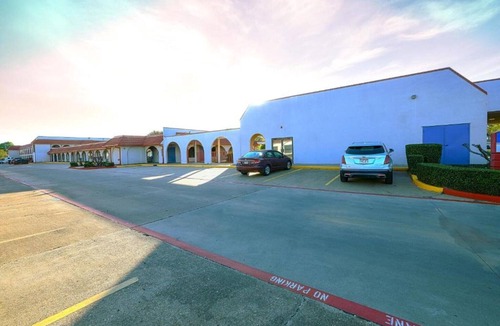 Longview Apartment | 1 King Bed | Suite, Nsmk, Hot Tub, Micfridge
