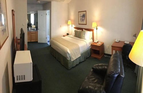 Fresno Hotel | 1 King Bed Suite Room