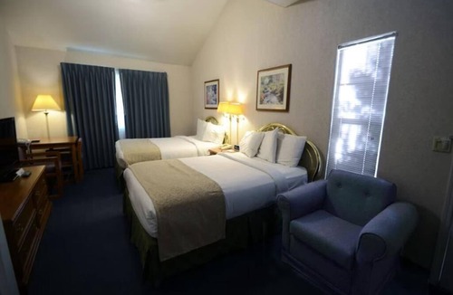Fresno Hotel | 1 King Bed Suite Room