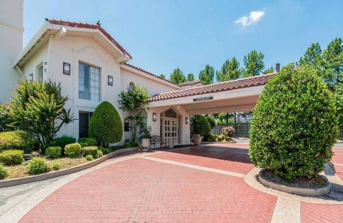 North Little Rock Apartment | 1 King|Mob Acc Tub|Smk|MicFrdg