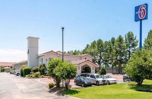 North Little Rock Apartment | 1 King|Mob Acc Tub|Smk|MicFrdg