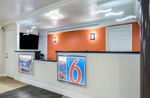 North Little Rock Apartment | 1 King|Mob Acc Tub|Smk|MicFrdg