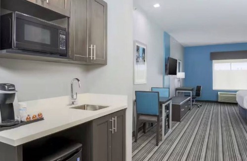 Southeast Houston Hotel | 1 King Suite with Free Parking, Airport Shuttle and Breakfast Included