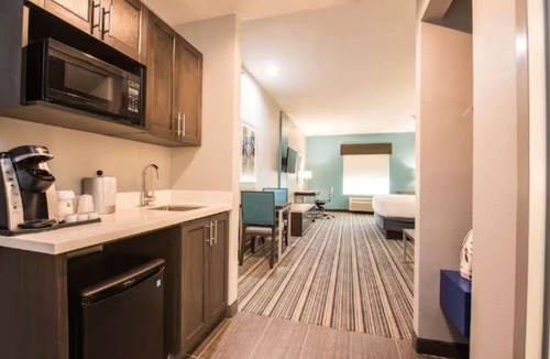 Southeast Houston Hotel | 1 King Suite with Free Parking, Airport Shuttle and Breakfast Included