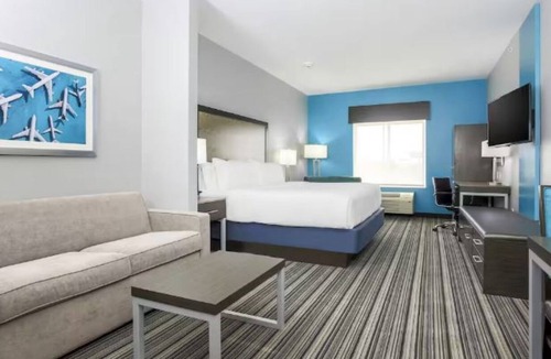 Southeast Houston Hotel | 1 King Suite with Free Parking, Airport Shuttle and Breakfast Included