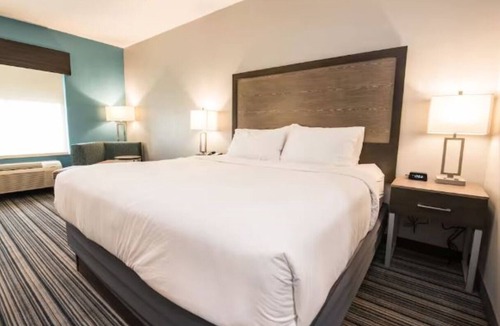 Southeast Houston Hotel | 1 King Suite with Free Parking, Airport Shuttle and Breakfast Included