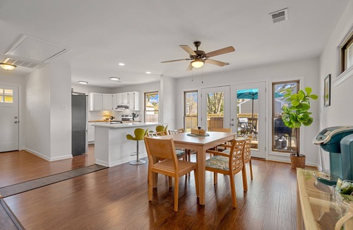 Issue House | 1 m. to Beaches & Town, Grill, Deck, Outdoor Seating