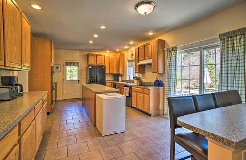 South Chatham House | 1 Mi to Beach: Home w/Fire Pit & BBQ in Cape Cod!