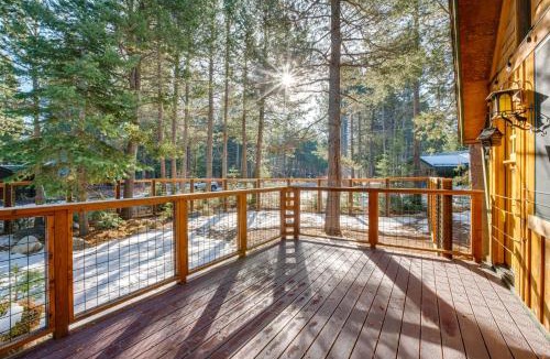 Tahoma Apartment | < 1 Mi to Beach: Peaceful Studio w/Deck in Tahoma