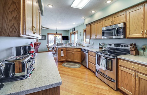 Loup County House | < 1 Mi to Calamus Lake! Group Adventure Base