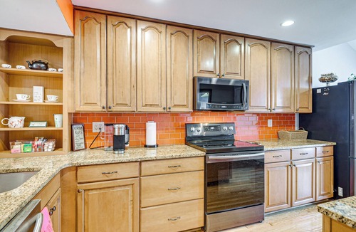 Columbia House | 1 Mi to Centennial Park: Gem w/Golf Course Views