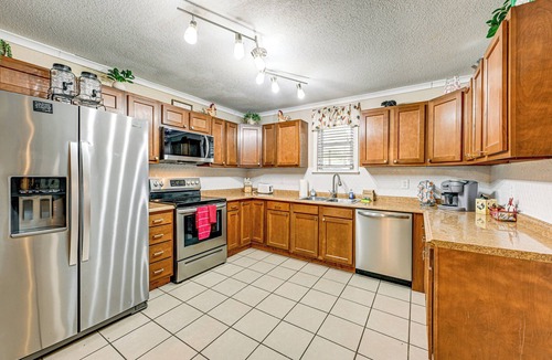 Pigeon Forge Cabin | ~ 1 Mi to Dollywood: Home w/Hot Tub & Grill