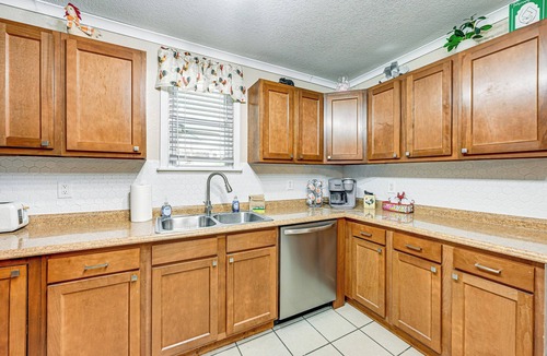 Pigeon Forge Cabin | ~ 1 Mi to Dollywood: Home w/Hot Tub & Grill