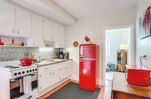 Lynchburg Cottage | 1 Mi to Downtown Lynchburg: Cozy Apt w/Pool