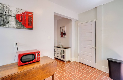 Lynchburg Cottage | 1 Mi to Downtown Lynchburg: Cozy Apt w/Pool