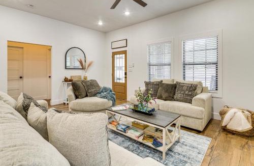 Brenham House | 1 Mi to Dtwn Brenham! 'The Bell & Bloom Cottage'
