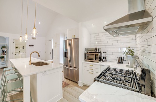 Grand Rapids Condo | 1 Mi to Dtwn Grand Rapids: Chic Condo w/Balcony!