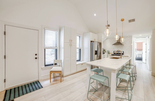 Grand Rapids Condo | 1 Mi to Dtwn Grand Rapids: Chic Condo w/Balcony!