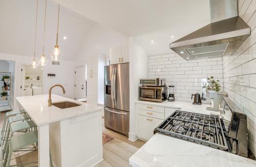Grand Rapids House | 1 Mi to Dtwn Grand Rapids: Chic Condo w/Balcony!