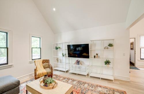 Grand Rapids House | 1 Mi to Dtwn Grand Rapids: Chic Condo w/Balcony!