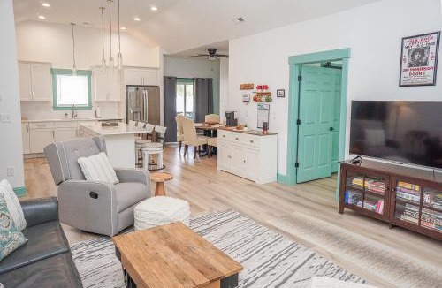 Manteo House | 1 Mi to Dtwn Manteo: Dog-Friendly Home w/Deck