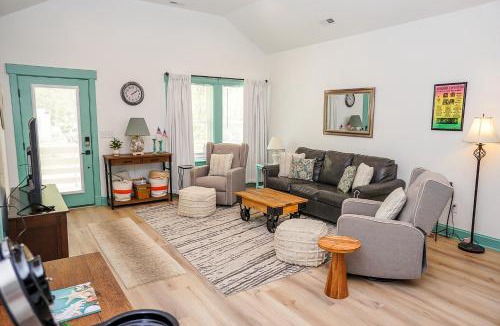 Manteo House | 1 Mi to Dtwn Manteo: Dog-Friendly Home w/Deck