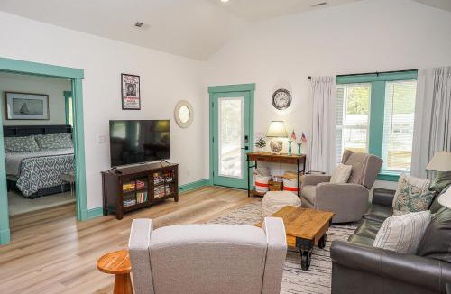 Manteo House | 1 Mi to Dtwn Manteo: Dog-Friendly Home w/Deck