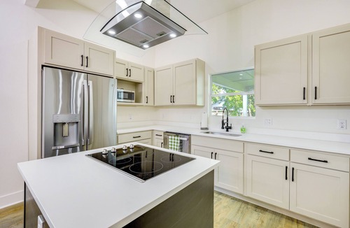 Eastside Promise Neighborhood House | 1 Mi to Dtwn San Antonio: Sleek Bungalow w/Yard!