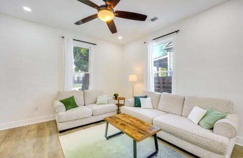 Eastside Promise Neighborhood House | 1 Mi to Dtwn San Antonio: Sleek Bungalow w/Yard!
