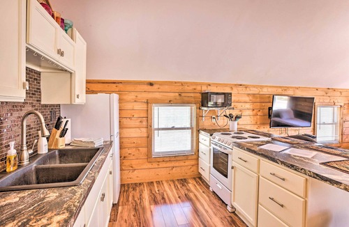 Suttons Bay Apartment | < 1 Mi to Dtwn Suttons Bay! Studio w/Shared Beach
