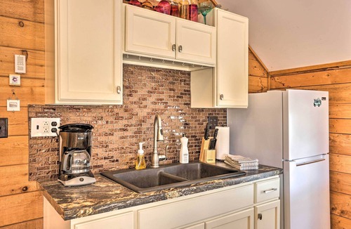 Suttons Bay Apartment | < 1 Mi to Dtwn Suttons Bay! Studio w/Shared Beach