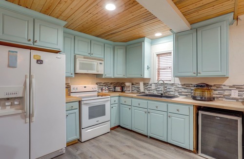 Grand Isle Cottage | 1 Mi to Festivals! Grand Isle Getaway w/Deck