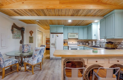 Grand Isle Cottage | 1 Mi to Festivals! Grand Isle Getaway w/Deck