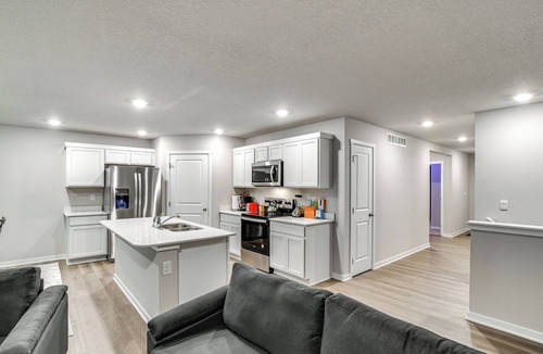 Waukee House | 1 Mi to Golf: Quiet Waukee Home w/Fireplace!