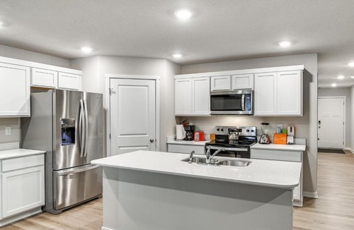Waukee House | 1 Mi to Golf: Quiet Waukee Home w/Fireplace!