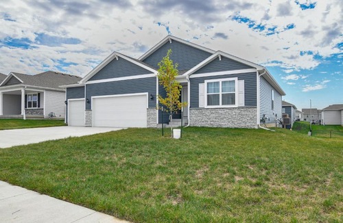 Waukee House | 1 Mi to Golf: Quiet Waukee Home w/Fireplace!