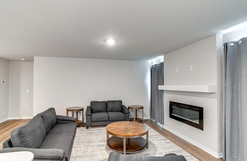 Waukee House | 1 Mi to Golf: Quiet Waukee Home w/Fireplace!