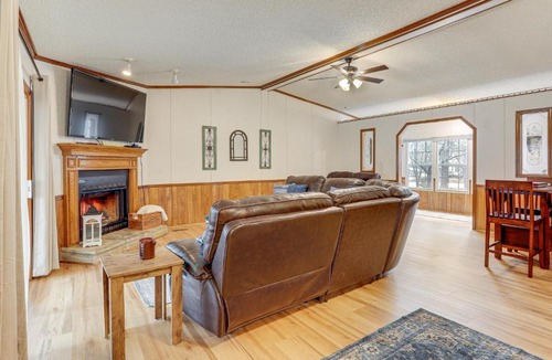 Higden House | < 1 Mi to Greers Ferry Lake: Dog-Friendly Home!