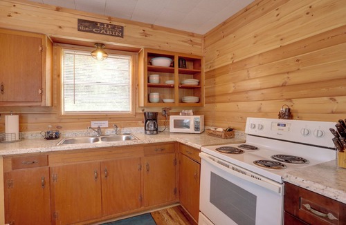 Greers Ferry Cabin | 1 Mi to Greers Ferry Lake: Cabin w/Pool Access